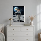 Astronauten-Poster im weißen Rahmen über der Kommode im Kinderzimmer
