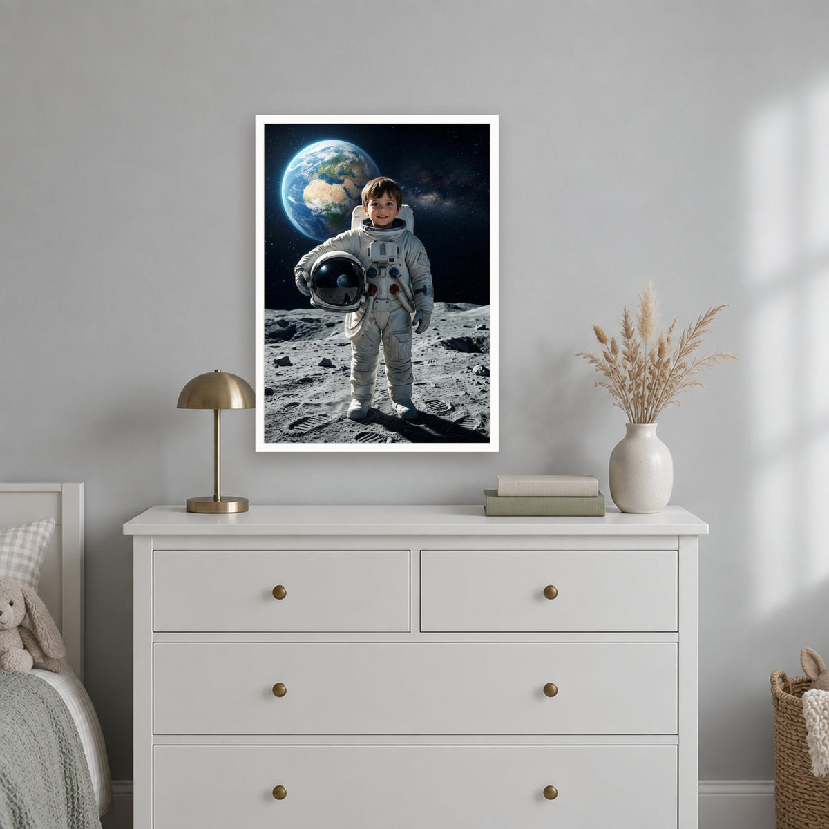 Astronauten-Poster im weißen Rahmen über der Kommode im Kinderzimmer