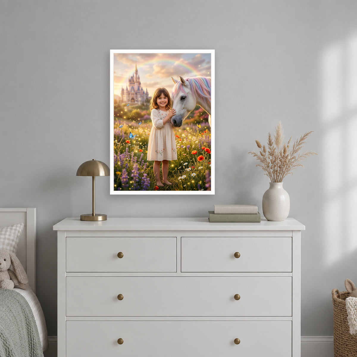 Einhorn-Poster im weißen Rahmen über der Kommode im Kinderzimmer