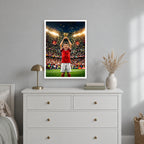 Fußball-Poster im weißen Rahmen über der Kommode im Kinderzimmer