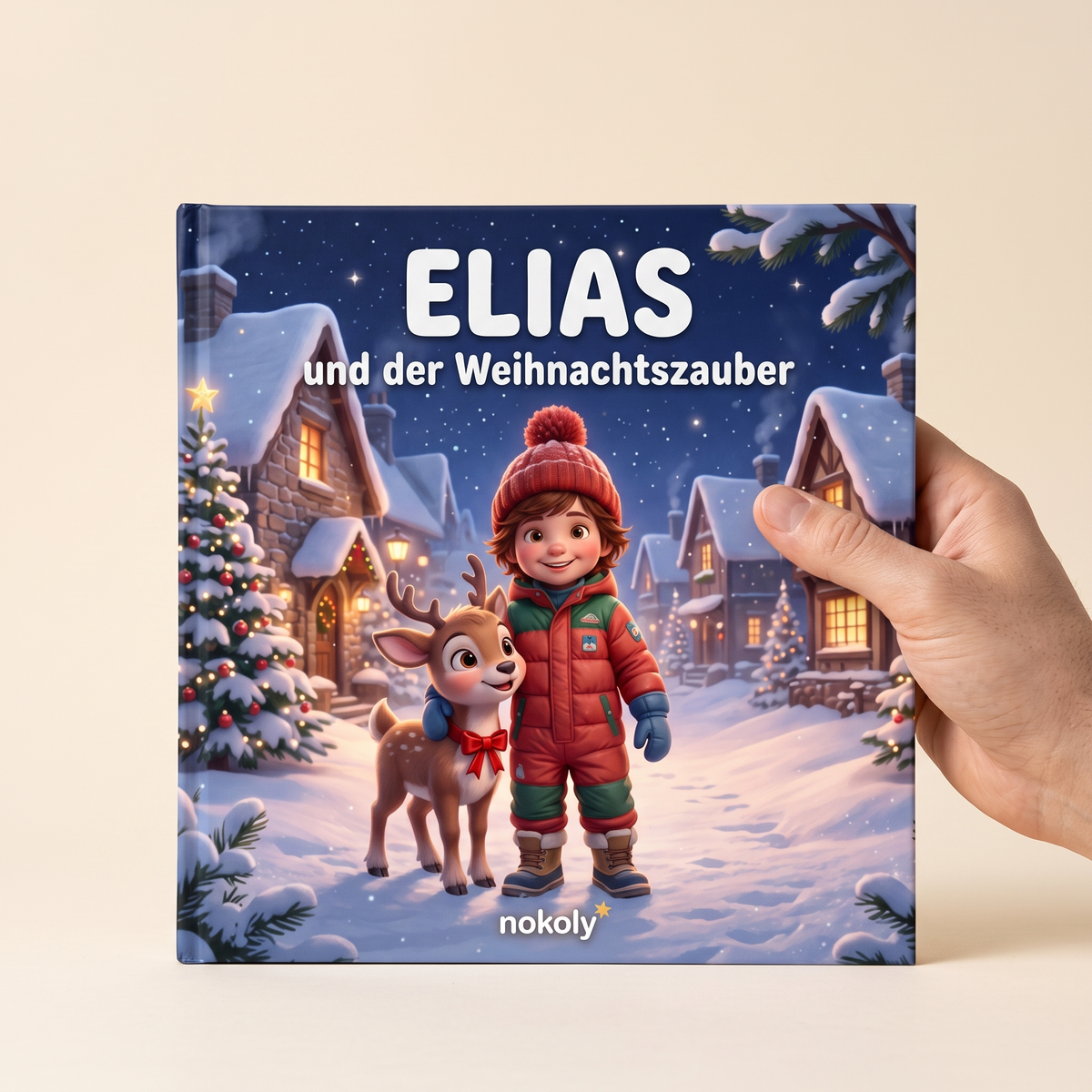 Personalisiertes Weihnachtsbuch in der Hand, Hardcover im Format 20 mal 20 Zentimeter