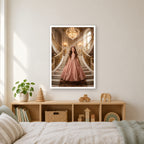 Prinzessinnen-Poster im weißen Rahmen über dem Regal im Kinderzimmer