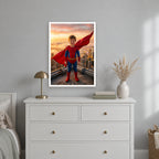 Superhelden-Poster im weißen Rahmen über der Kommode im Kinderzimmer
