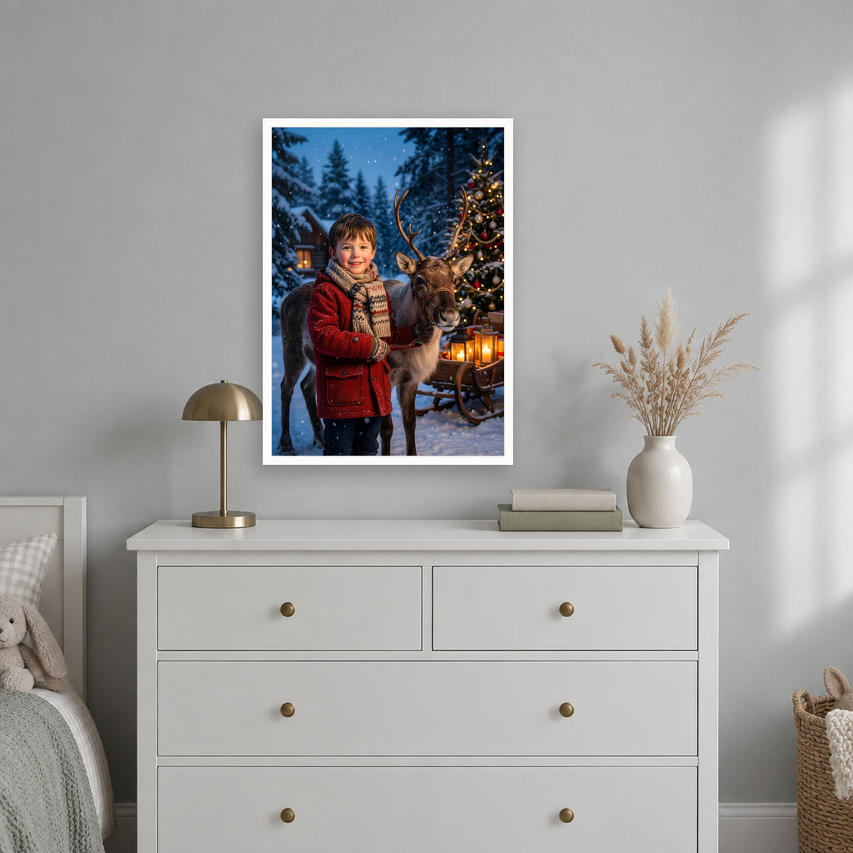 Weihnachts-Poster im weißen Rahmen über der Kommode im Kinderzimmer